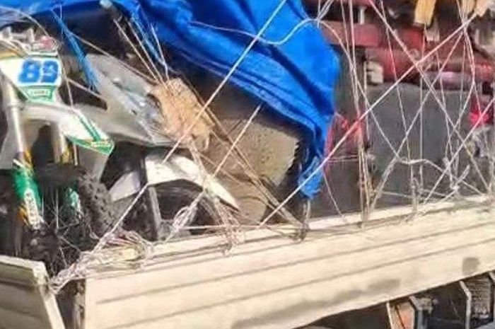 Kejar-kejaran polisi dan pikap di dalam tol Jakarta bikin tegang. Muatan di bak belakang bikin geleng-geleng kepala