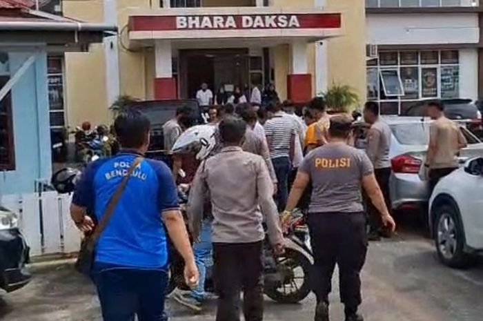 Pemotor diamankan polisi karena menerobos barikade saat ada razia kendaraan dan mencoba serang polisi pakai sajam