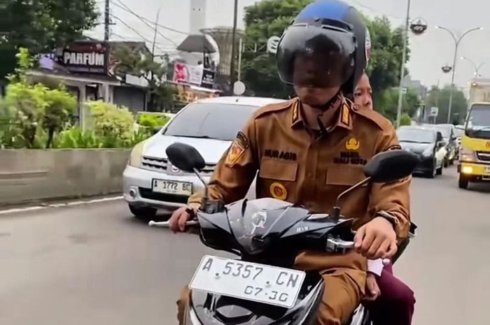 Wakil Wali Kota Serang, Nur Agus Aulia mengantarkan anak di hari pertama masuk sekolah naik Honda BeAT, (14/7/25)