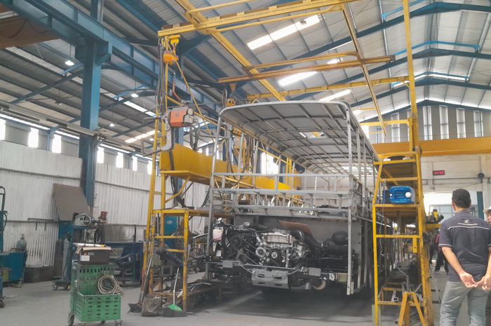 GridOto pun mendapatkan kesempatan untuk melihat langsung tempat perakitan bus dari karoseri Laksana