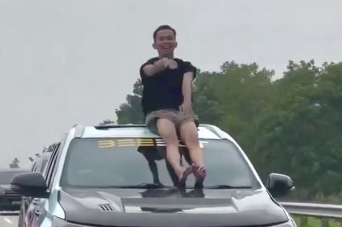 Viral video pria lakukan joget aura farming Pacu Jalur dari atas atap Mitsubishi Pajero Sport di tol Lampung