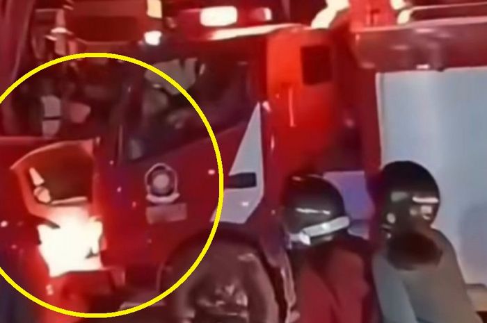 Truk pemadam kebakaran (damkar) Balikpapan Utara dorong LCGC saat terjadi kebakaran hebat di di Gang Tirtasari, Kecamatan Gunung Sari, Balikpapan Utara, Balikpapan, Kalimantan Timur
