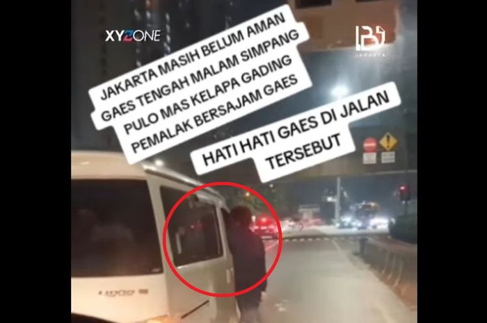 Dalam lingkaran merah pria bersenjata tajam memalak sopir Daihatsu Luxio di lampu merah Pulomas, Pulogadung, Jakarta Timur