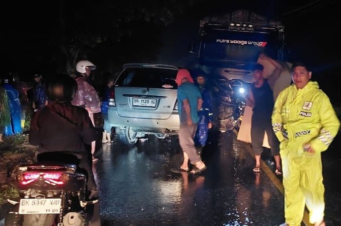 Kecelakaan adu banteng Toyota Kijang Innova tergelincir jalan licin disambut truk tronton Hino di jalan raya Pematangsiantar-Medan KM 14-15, Nagori Batu Silangit, Tapian Dolok, Simalungun, Sumatera Utara, (14/7/25)