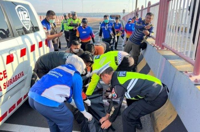 Jembatan Suramatu makan korban jiwa, pesepeda tertabrak mobil