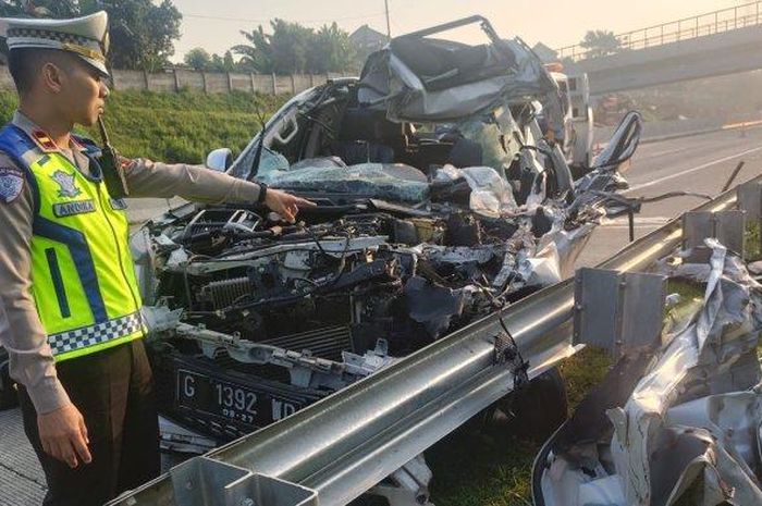 Kondisi Mitsubishi Pajero Sport hancur tak berbentuk di KM 353/B tol Semarang-Batang, (14/7/25)