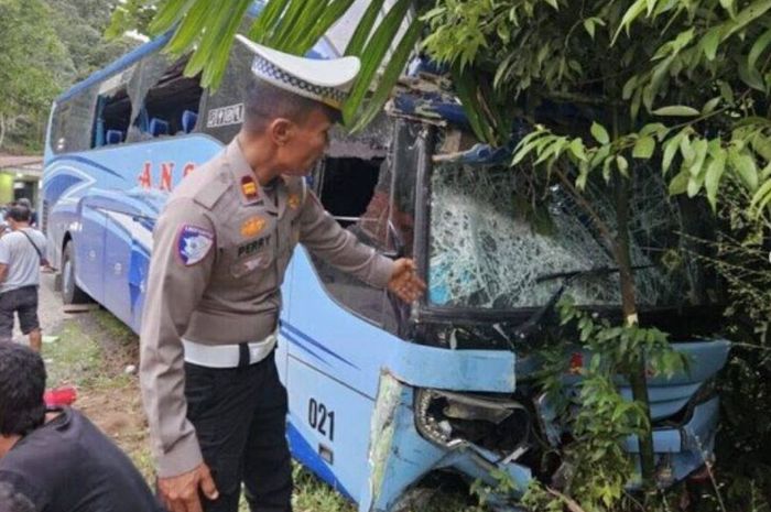 Polisi menunjukan kondisi Bus PO ANS yang menabrak truk ayam dari arah berlawanan di Tanjung Gadang, Sijunjung, Sumatera Barat