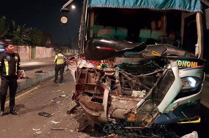 Bus PO Sugeng Rahayu usai menabrak truk gandeng karena terobos lampu merah di simpang empat desa Gambiran, Mojoagung, Jombang, Jawa Timur, (15/7/25)