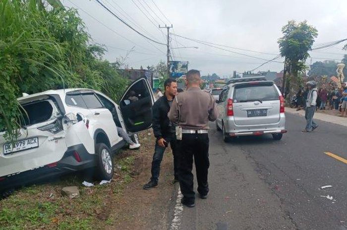 Olah TKP kecelakaan truk tronton rem blong menghantam Daihatsu Terios dan dua unit Toyota Rush di dekat pasar sayur Baturiti, Tabanan, Bali