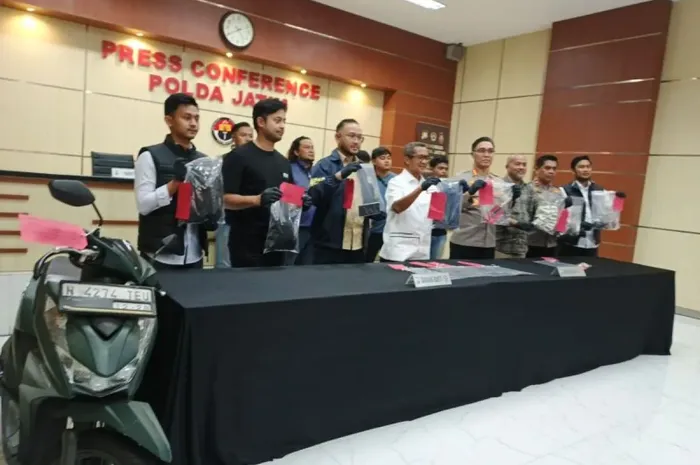 Gelar perkara perampokan dan pembunuhan yang dilakukan keponakan terhadap budenya sendiri di Mapolda Jatim, (15/7/25)