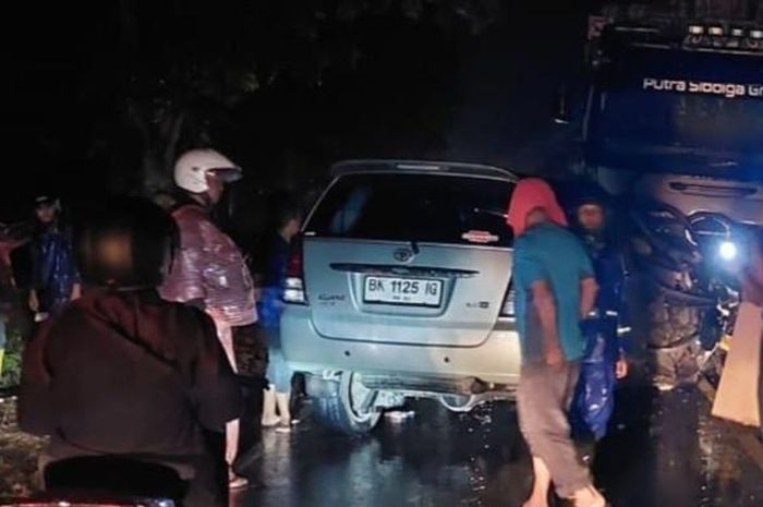Tragedi kijang Innova selip di tikungan licin, 2 orang tewas dan 1 luka berat