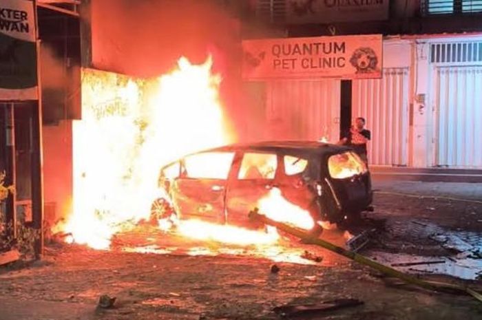 Honda Jazz terbakar usai tabrak pohon dan rak bensin eceran. Ini yang dialami remaja di kemudi sesaat sebelum kejadian