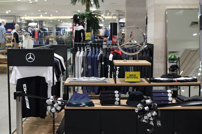 Outfit serba Mercedes-Benz yang kini tersedia di SOGO Plaza Senayan melalui Mercedes-Benz Collection Pop-Up Store