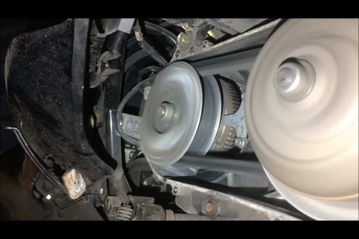 Gerak pulley depan Honda Forza Z S-matic dibantu dengan motor listrik 
