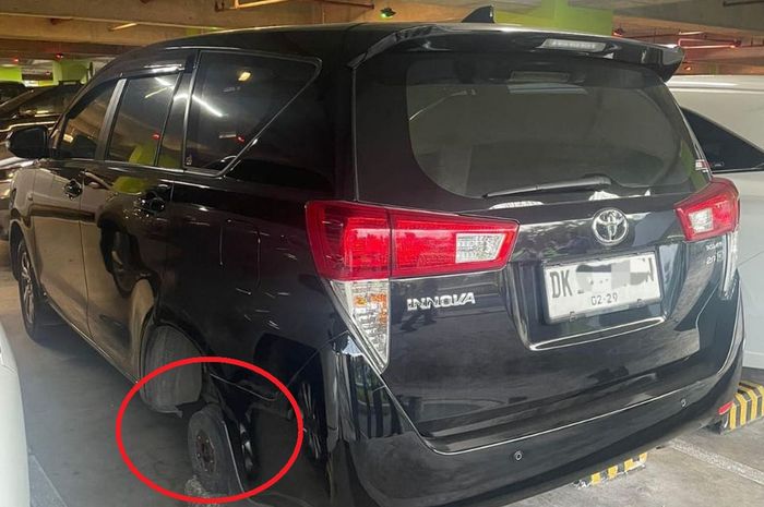 Dalam lingkaran merah tunjukan pelek dan ban belakang kiri Toyota Kijang Innova yang parkir di lantai 3 gedung parkir internasional Bandara I Gusti Ngurah Rai, Bali raib dicuri maling