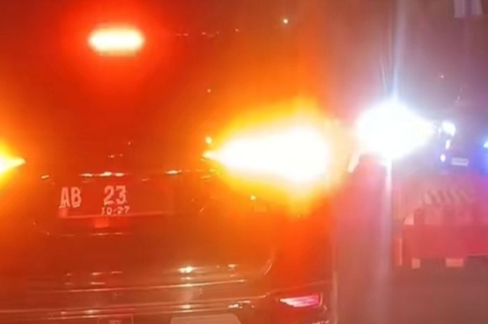 Toyota Fortuner berpelat nomor palsu AB 23 yang bantu ambulans buka jalan di Pekanbaru, Riau