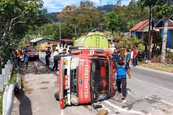 Truk Pemadam Kebakaran Kabupaten Solok kecelakaan terguling di Jorong Talago, Nagari Koto, Gadang Guguak, Gunung Talang, kabupaten Solok