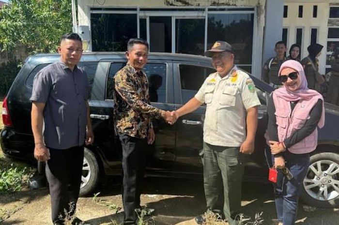 Satuan Polisi Pamong Praja (Satpol PP) menjemput sebuah mobil dinas milik Pemkab Kepulauan Meranti, Rabu (16/7/2025). 