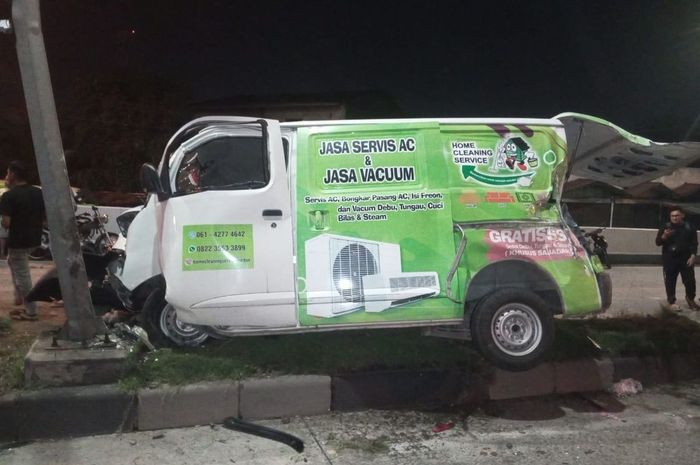 Daihatsu Gran Max Blind Van jasa servis AC yang menjadi korban tabrak lari Honda Brio dan Suzuki Swift di flyover Jamin Ginting, kota Medan, Sumatera Utara