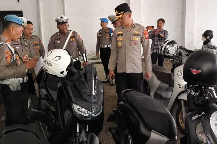 Propam lakukan pengecekan terhadap motor para anggota Polisi dalam rangka Operasi Patuh Nala 2025 di Polresta Bengkulu dan tilang beberapa anggota karena pelanggaran ringan
