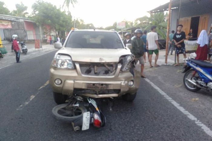 Nissan X-trail yang menabrak pejalan kaki, tiga motor dan satu mobil pikap di Jl Parangtritis KM 24, padukuhan Duwuran, Parangtritis, Kretek, Bantul, DIY