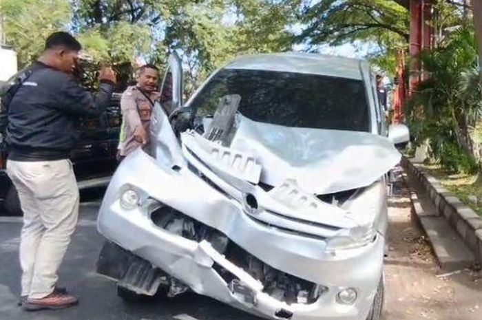 Daihatsu Xenia babak belur usai tertemper KA Batara Kresna di Solo