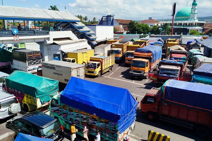 Antrean truk di pelabuhan Ketapang, Banyuwangi, Jawa Timur