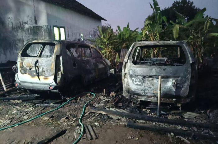 Dua Toyota Avanza dan satu Kijang Super ludes terbakar saat parkir di lahan sewaan di desa Lecari, Sukorejo, Pasuruan, Jawa Timur