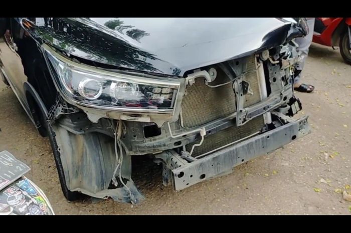 Kondisi Toyota Kijang Innova Reborn dinas milik Bawaslu Jambi yang melakukan tabrak lari di Jelutung, kota Jambi, Jambi