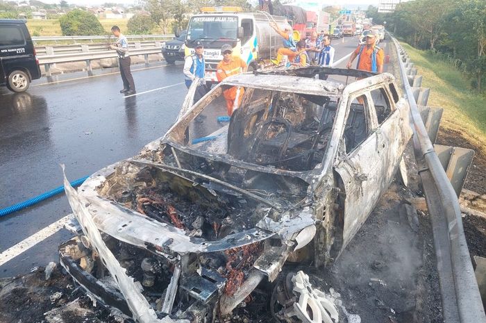 Range Rover tak selamat luar dalam usai dikepung api di Tol Gempol-Pandaan