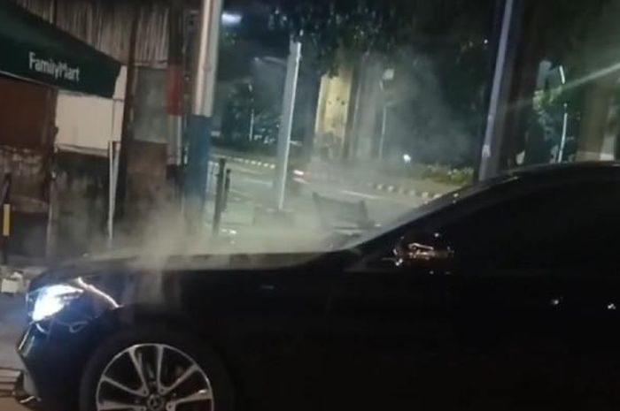Viral kap mesin Mercy keluarkan asap saat berhenti di depan minimarket. Warga kaget ada seseorang di kabin kondisi lemas