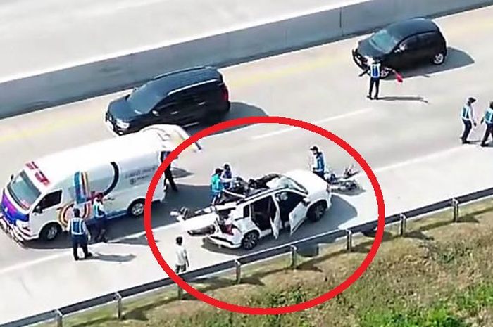 Dalam lingkaran merah mobil listrik AION V yang alami kecelakaan maut di tol Semarang-Batang dengan truk boks Hino dan Nissan Evalia, (20/7/25)