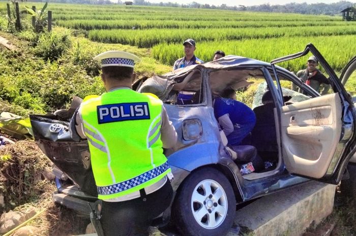 Toyota Avanza nopol AD 1309 CZ yang alami kecelakaan tunggal masuk parit di tol Semarang-Solo, desa Koripan, Susukan, kabupaten Semarang tewaskan satu penumpang