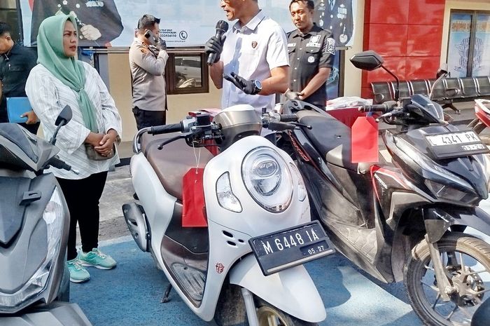 Polres Bangkalan serahkan Honda Scoopy ibu guru Hermin Yanti (39) yang sempat dimaling dan digadaikan teman lama suami Rp 3 juta