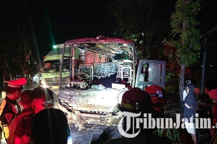 Bus dan Honda BeAT hangus usai terlibat kecelakaan di Nganjuk, Jawa Timur