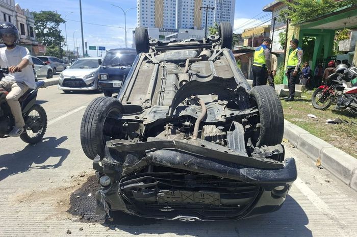 Toyota Agya yang dikemudikan mahasiswa bernama Frans Christianto Hutagalung (20) terbalik setelah menabrak pengendara ojek online di Jl Gatot Subroto, kota Medan, Sumatera Utara