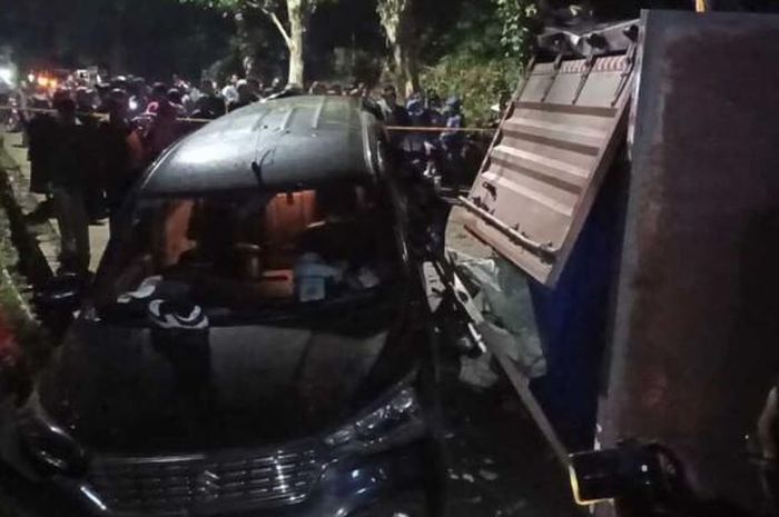 Suzuki Ertiga dan motor kena seruduk truk MBG yang hilang kendali di jalan menurun. 1 nyawa melayang