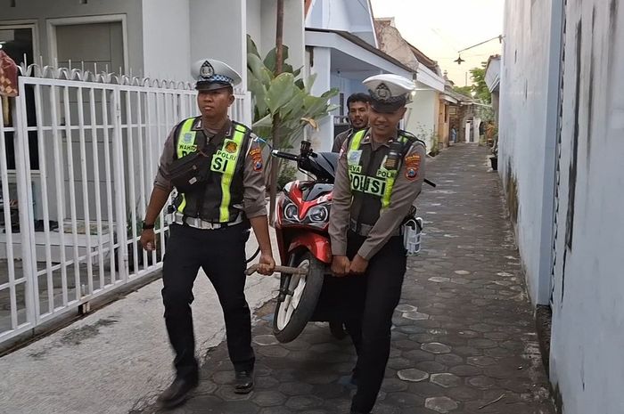 Anggota Polisi dari Satlantas Polres Lumajang angkut Honda Vario 125 yang disembunyikan pemilik di kebun warga untuk hindari razia operasi patuh semeru 2025