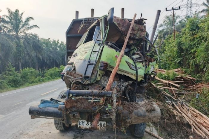 Truk tronton muatan kayu penyebab kecelakaan maut menewaskan lima penumpang Daihatsu Gran Max akibat tergilas kayu di jalan lintas timur KM 50, desa Kiyap Jaya, Bandar Sei Kijang, Pelalawan, Riau