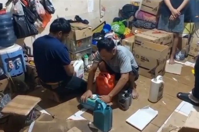 Penggerebekan rumah produksi dan penjual oli palsu di Kembangan, Jakarta Barat