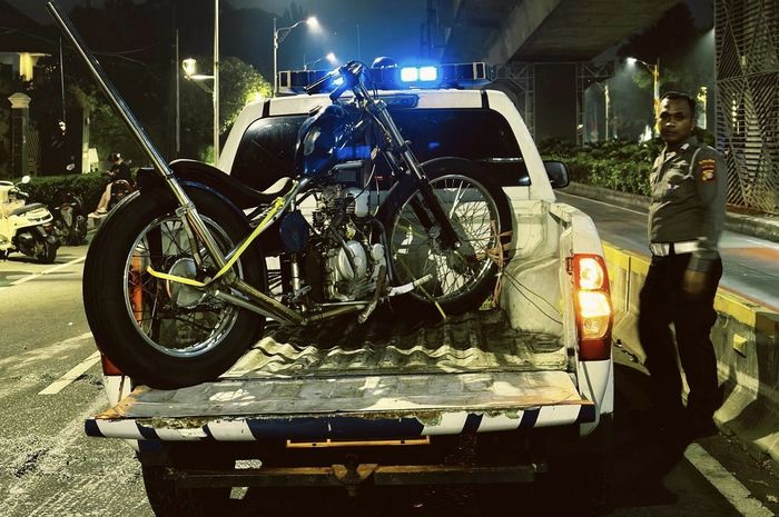 Motor Chopper yang ditabrak Suzuki XL7 di depan halte Masjid Agung Al-Azhar, Jakarta Selatan hingga pengendaranya tewas di lokasi, (18/7/25)