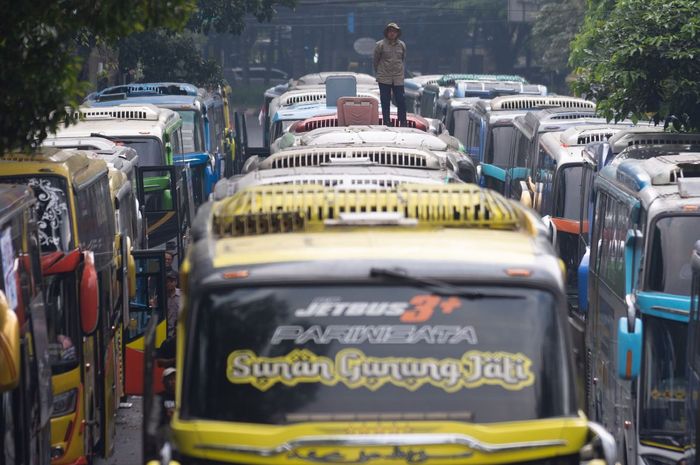 Barisan bus Pariwisata yang demo menolak kebijakan Gubernur Jawa Barat, Dedi Mulyadi soal larangan study tour