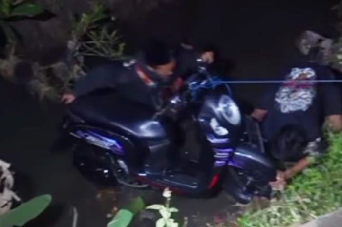 Warga mengevakuasi Honda Scoopy yang gagal dibegal setelah korban dan pelaku sama-sama kecebur sungai di Lumajang, Jawa Timur