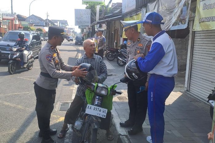 Helm gratis bagi pengendara motor