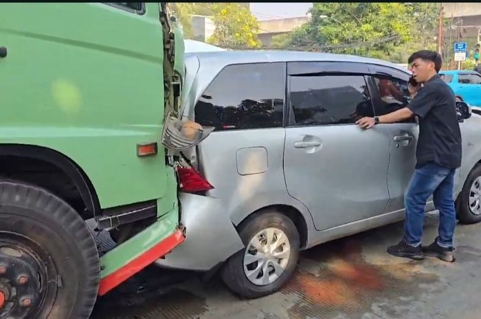Truk kontainer rem blong tabrak 9 mobil dan 5 motor di lampu merah Pulomas, Pulogadung, Jakarta Timur