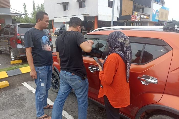 Anggota Satreskrim Polsek Sekupang saat olah TKP di Suzuki Ignis ibu guru RYS (45) yang melapor jadi korban pencurian uang Rp 210 juta