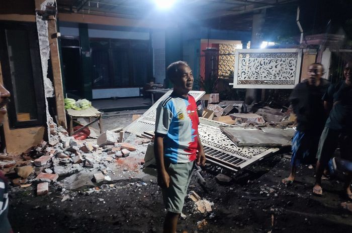 Sebuah rumah hancur usai ditabrak mobil di Lumajang, pelaku kabur sesaat usai kejadian