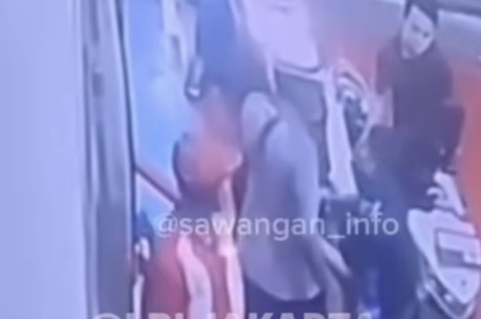 Petugas SPBU ditoyor pengendara motor karena lakukan hal ini