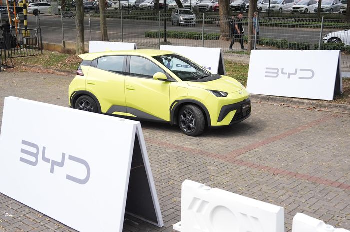 Dimensi compact membuat BYD Atto 1 mudah menikung di jalan perkotaan dan parkiran sempit