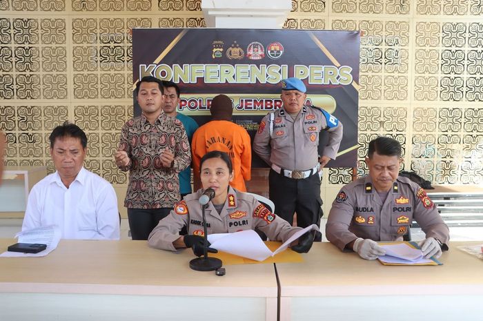 IKD EJA (23) berbaju tahanan oranye terancam pidana 6 tahun penjara dan denda hingga Rp 60 miliar karena modifikasi Suzuki Carry untuk timbun Pertalite